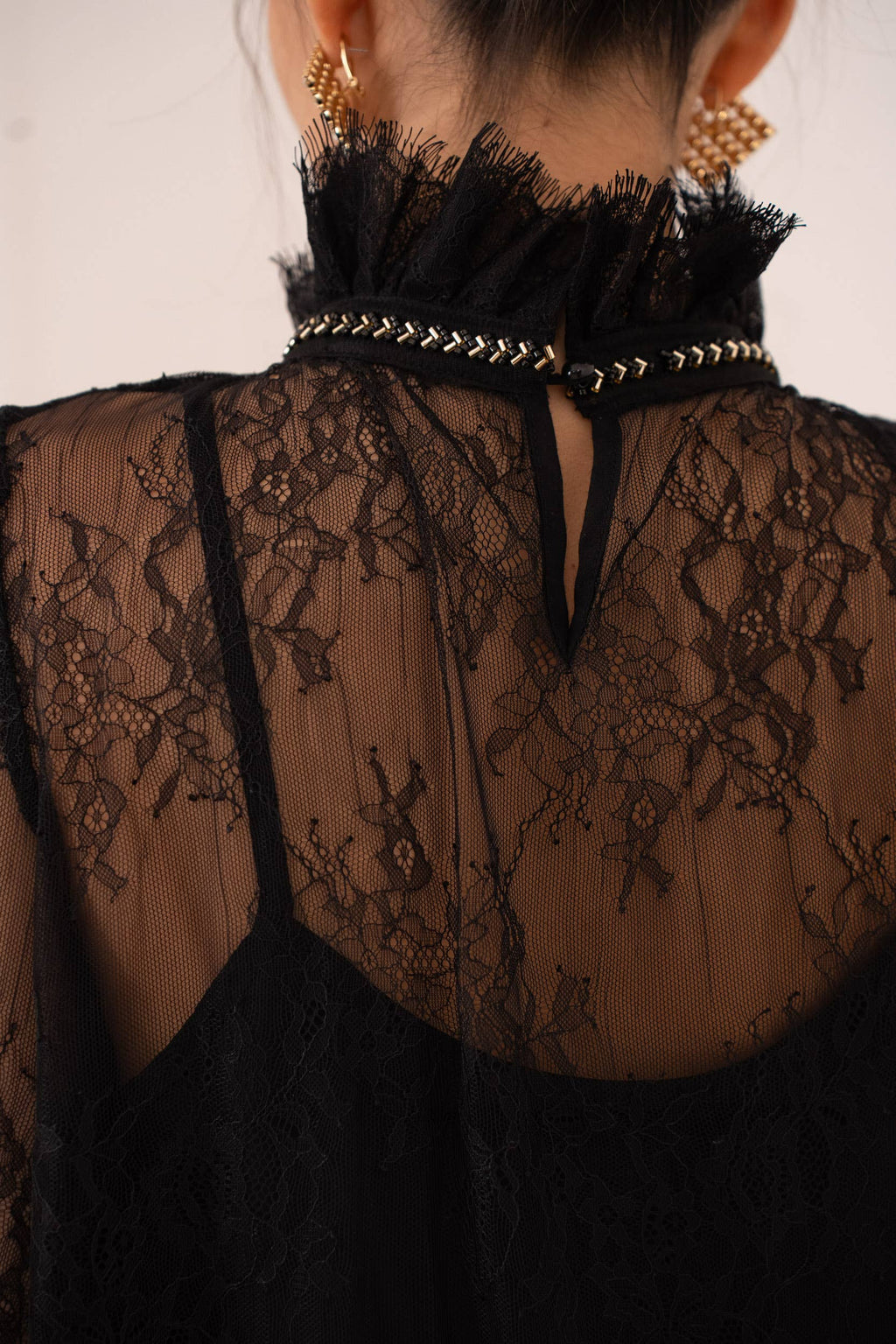 CHOKLATE PARIS - Bluse i blonde & gyldne strass
