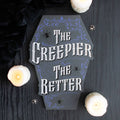 "The Creepier the Better" kisteformet skilt