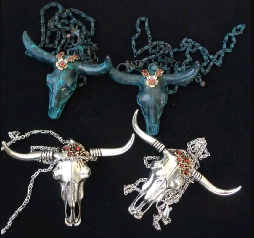Wild & Free - Boho halskæde med 'Cow Skull' vedhæng