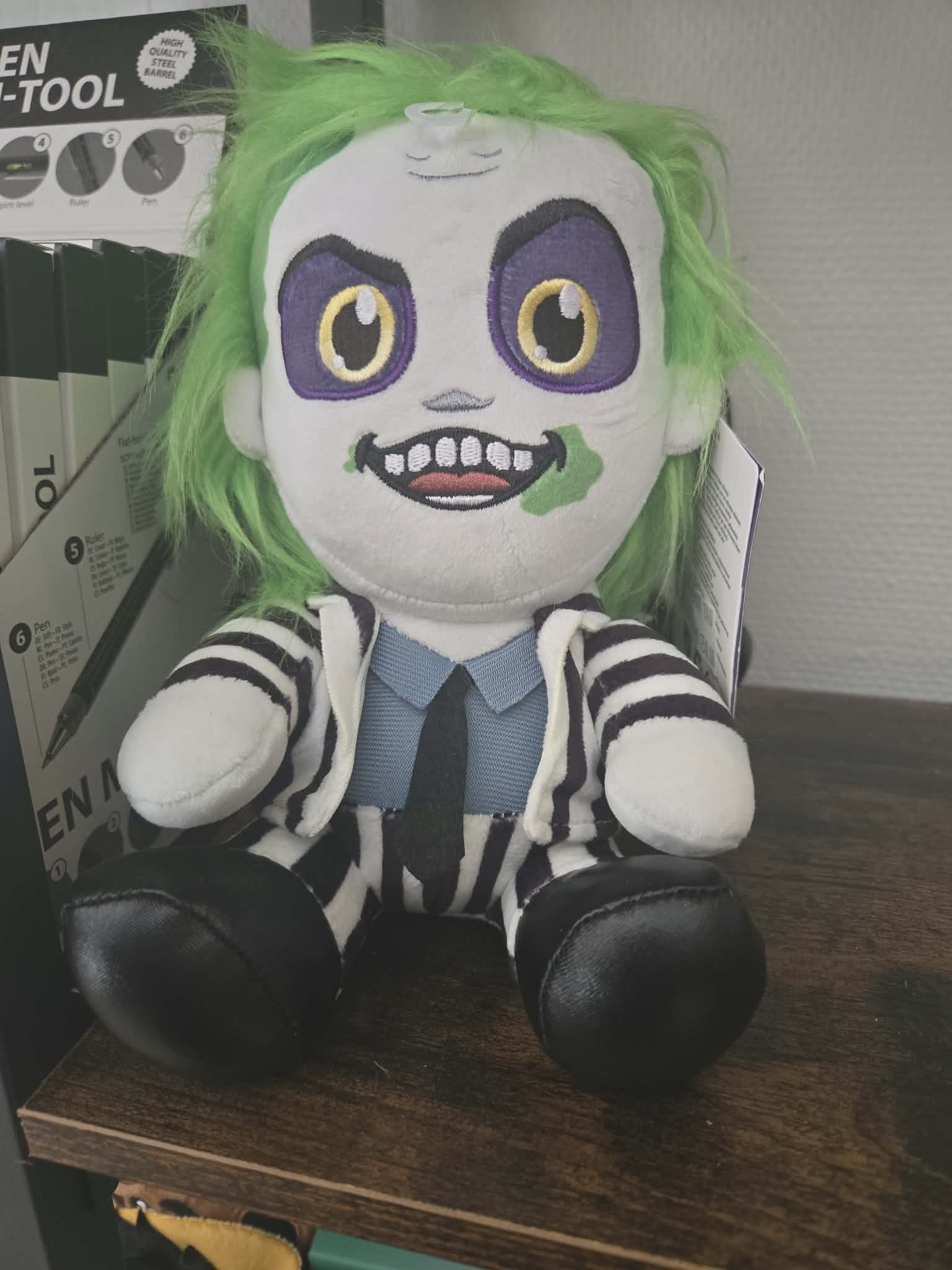 Beetlejuice Siddende Plysdukke 20cm