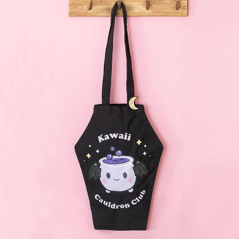 Kawaii Cauldron Club kisteformet tote-taske med emalje-pin