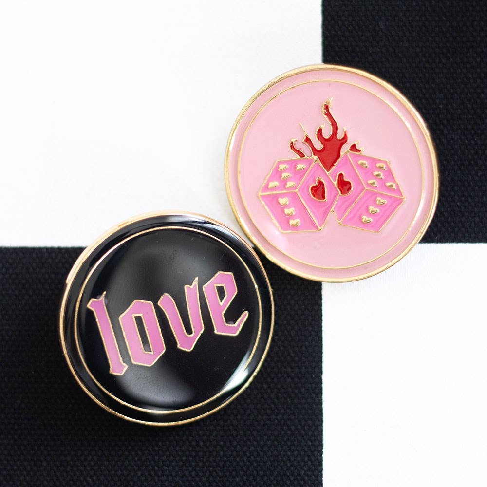 Flaming dice og love pin badge sæt