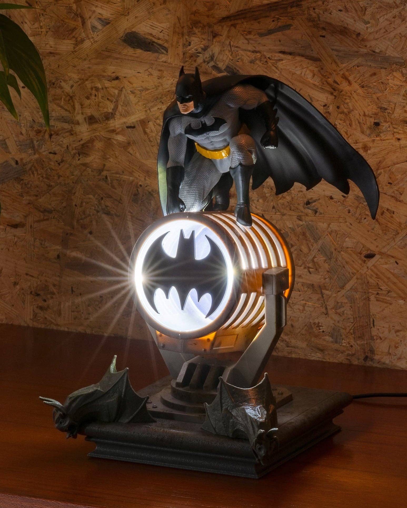 Batman LED-dioramalampe med aftagelig figur & Bat-Signal | 27 cm