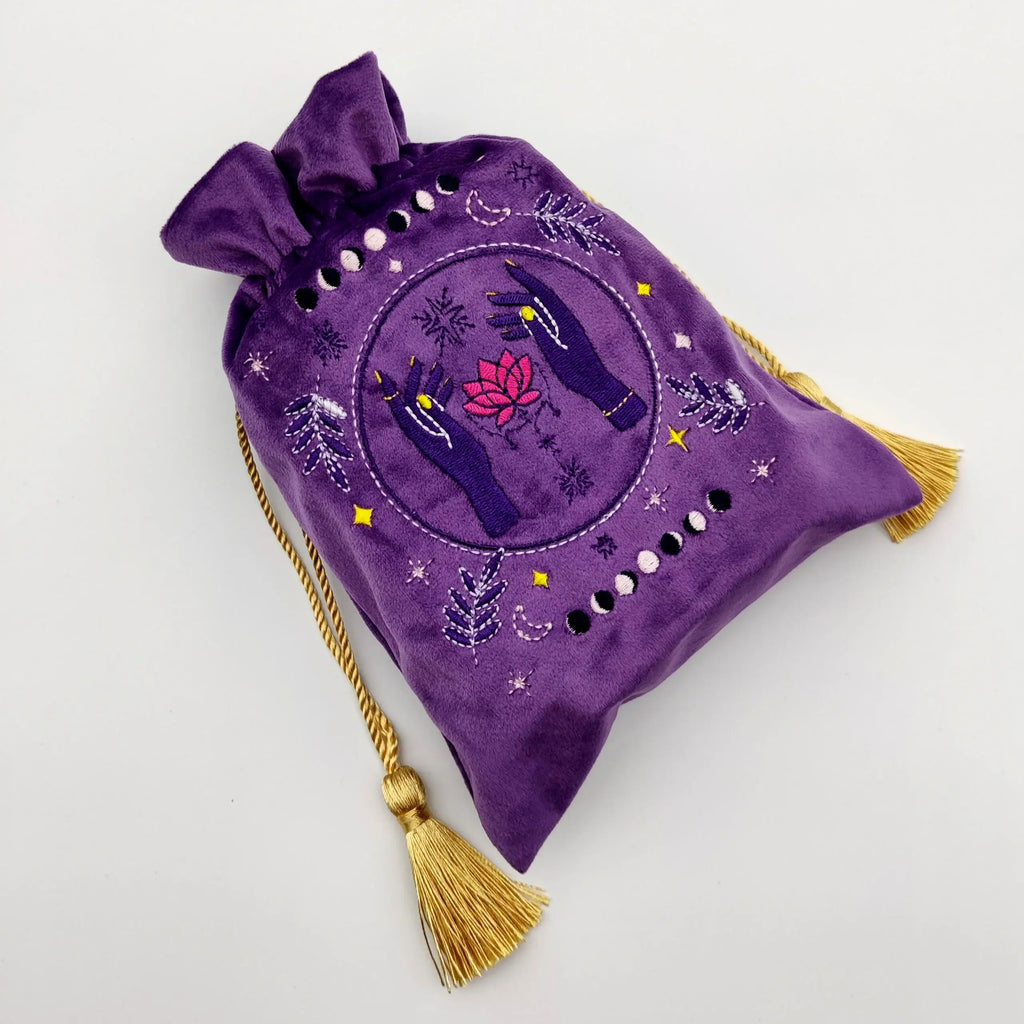 LA MUCI DESIGN – Lilla fløjls tarotpose med broderet snørelukning
