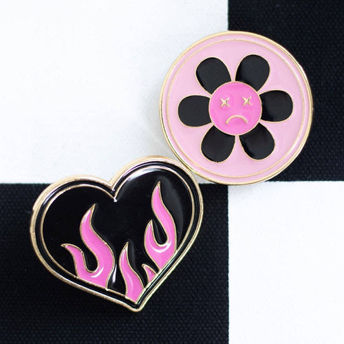 Brændende hjerte og trist blomst pin badge sæt