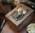 Bronze Ravnekranie Broche med Camée – Gotisk Victoriansk