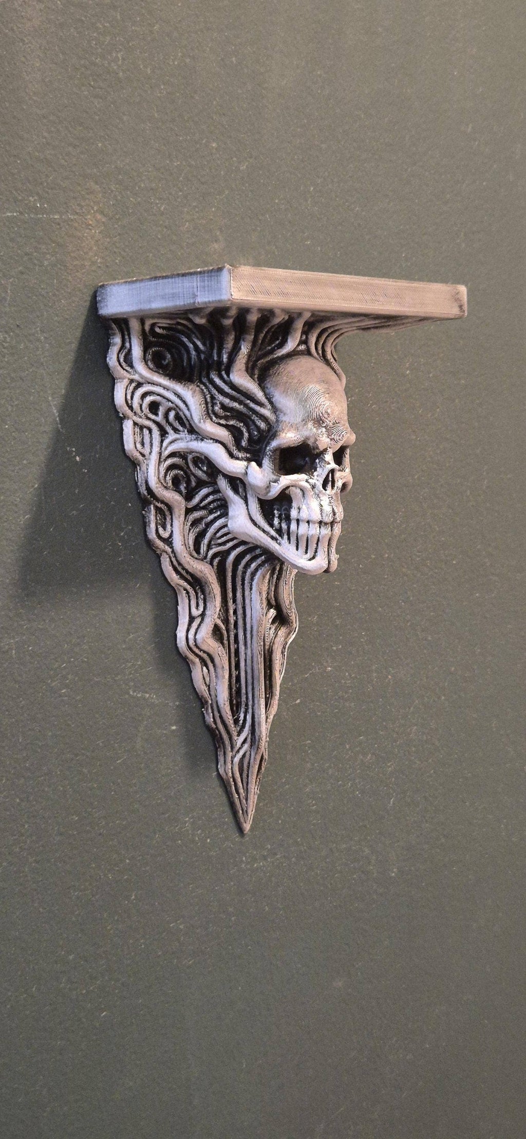 Biomekanisk kranie væghylde – H.R. Giger-inspireret