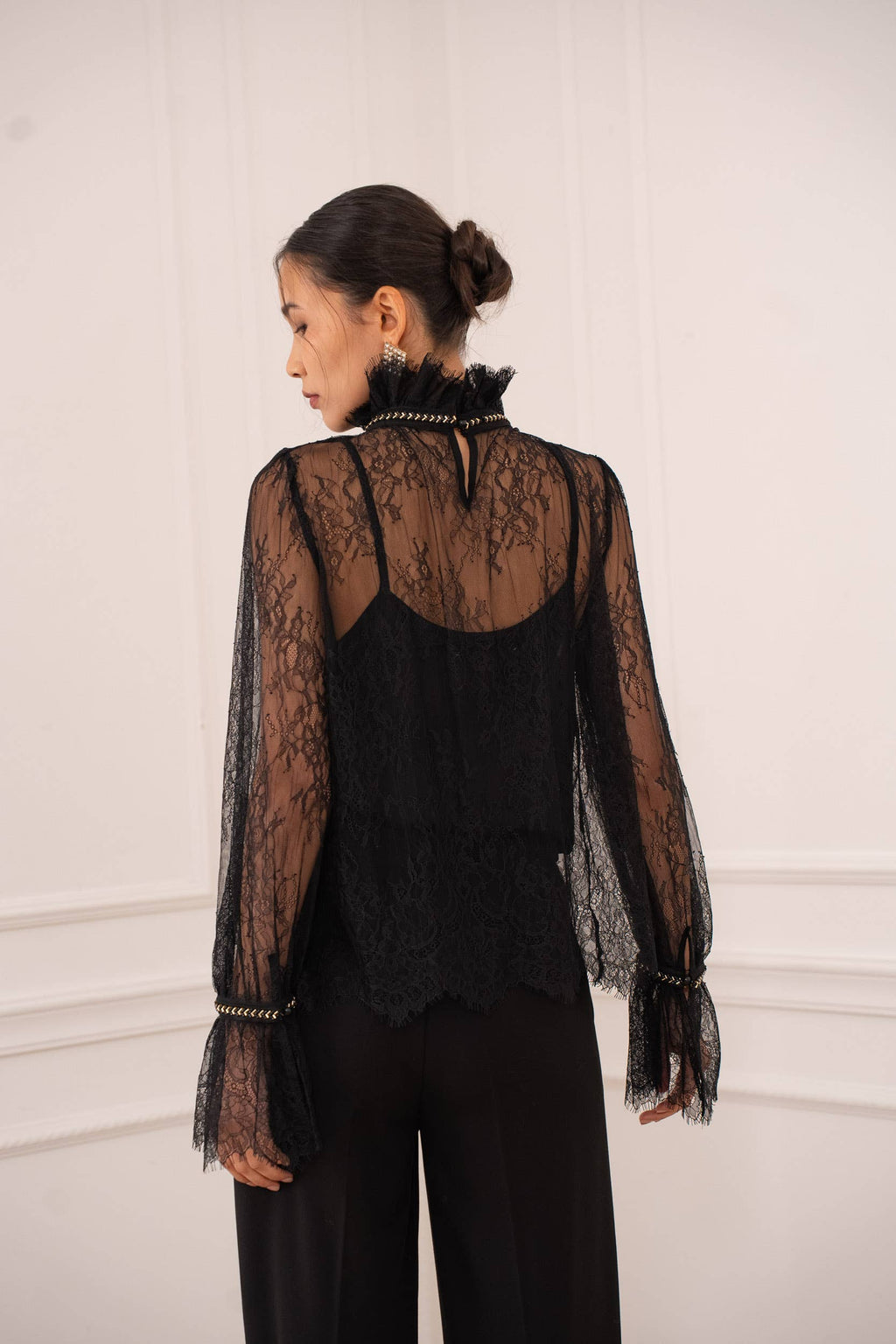 CHOKLATE PARIS - Bluse i blonde & gyldne strass