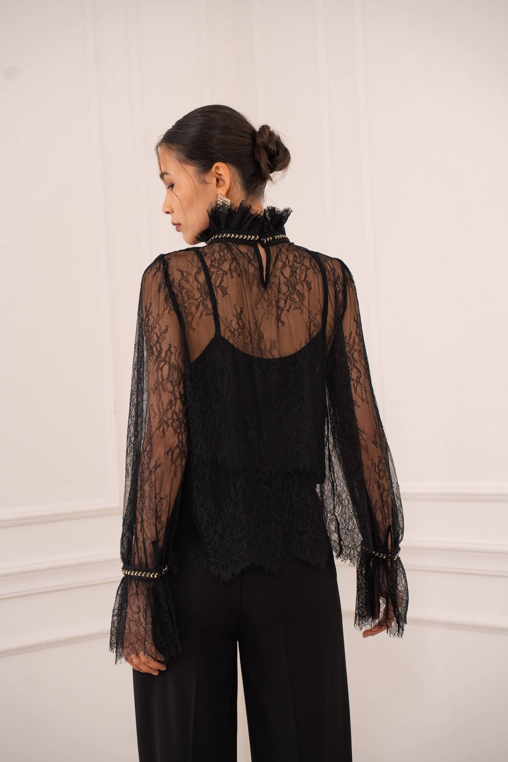 CHOKLATE PARIS - Bluse i blonde & gyldne strass