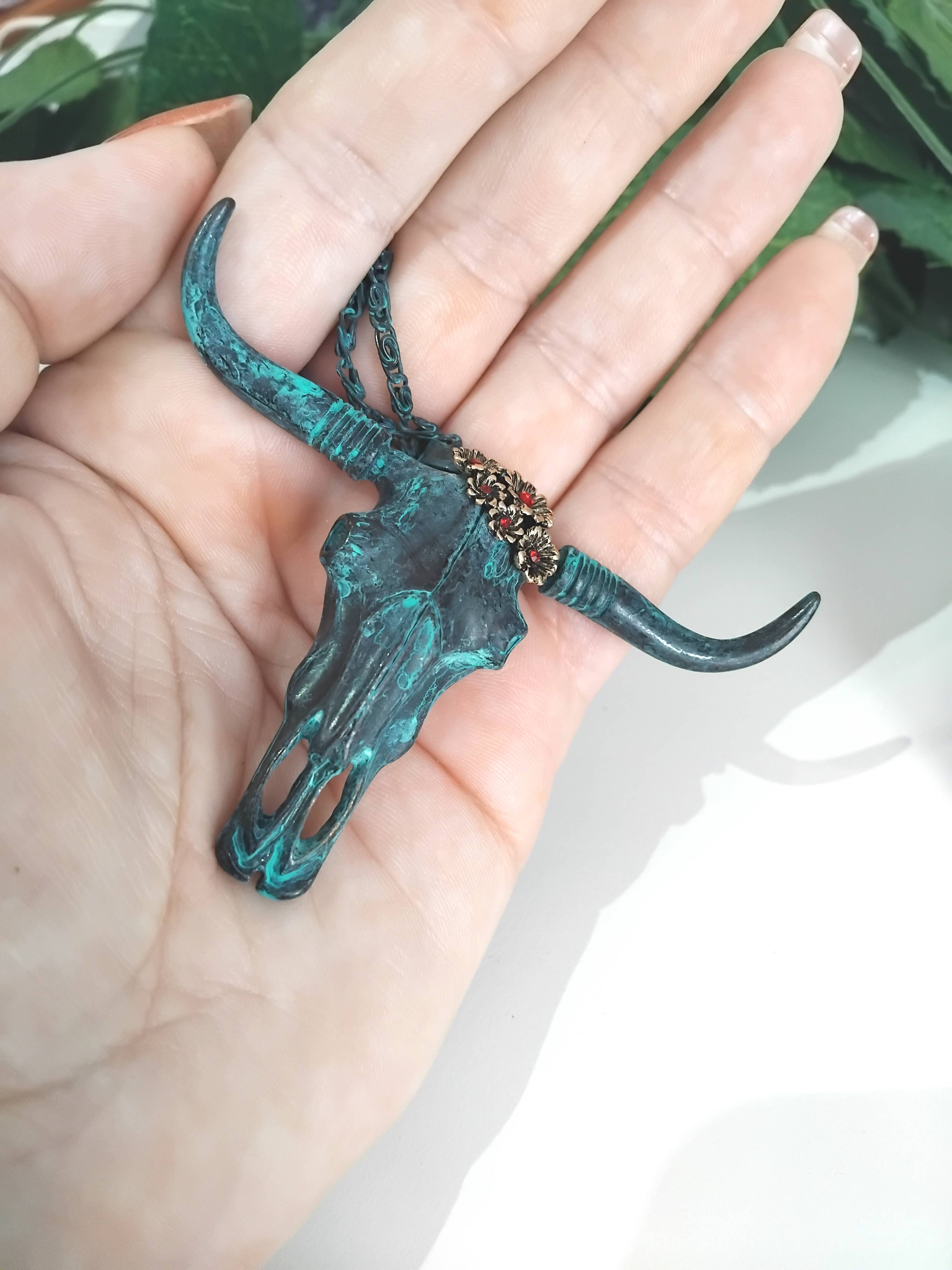 Wild & Free - Boheme halskæde "Cow Skull" med kvægdæksel i sølv, guld eller grøn