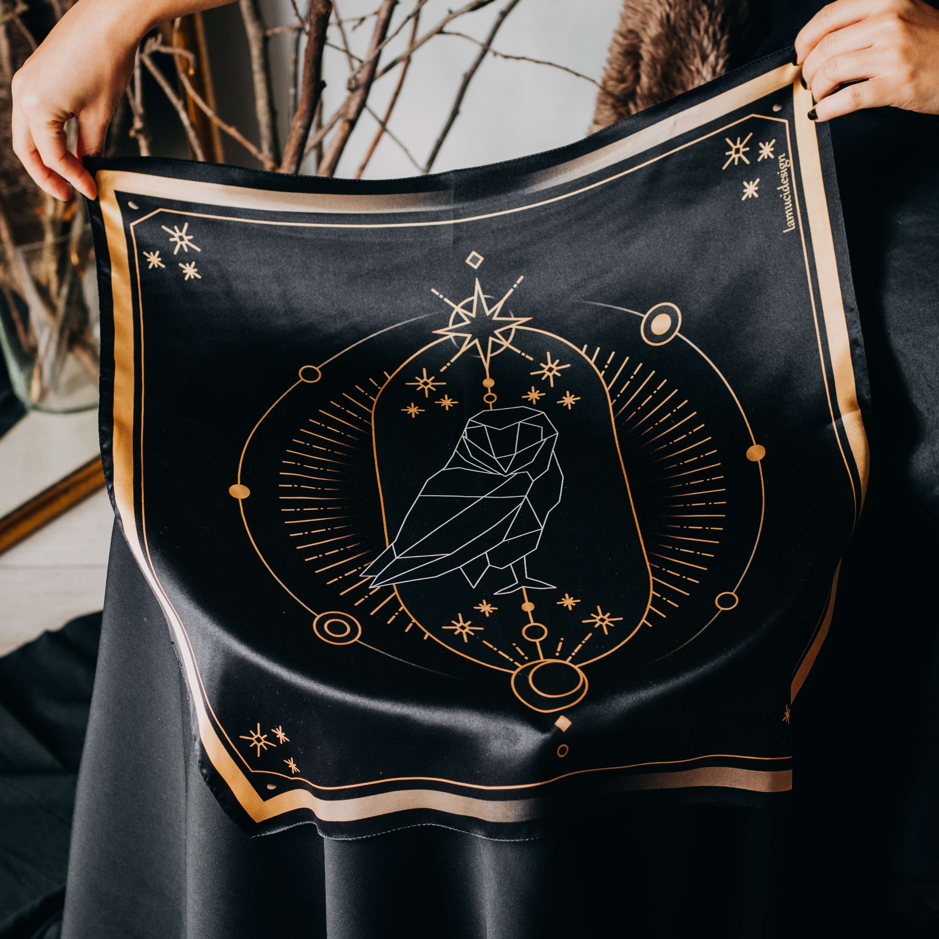 LA MUCI DESIGN – Ugle Silkeklæde til tarot og altar