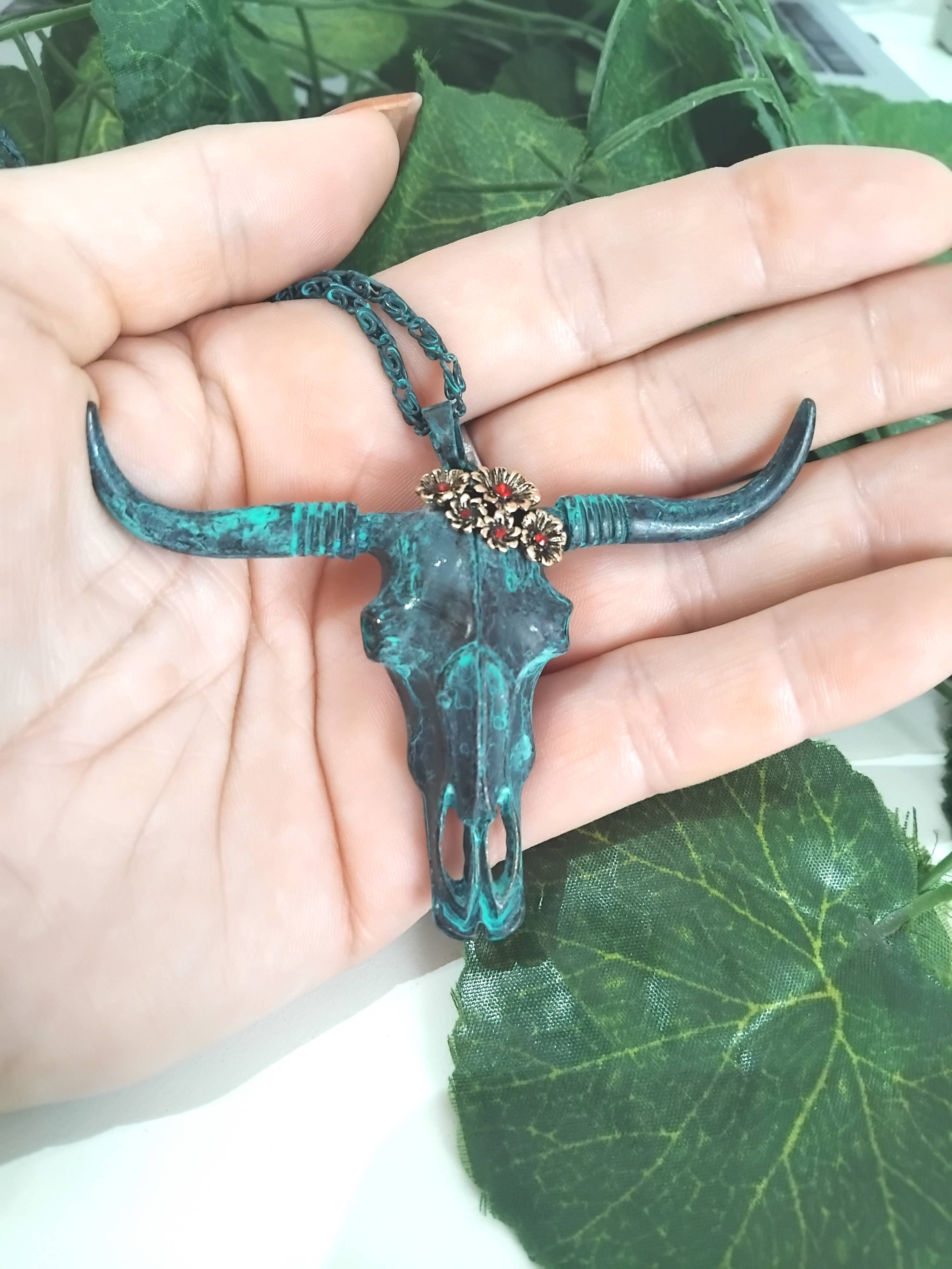 Wild & Free - Boheme halskæde "Cow Skull" med kvægdæksel i sølv, guld eller grøn