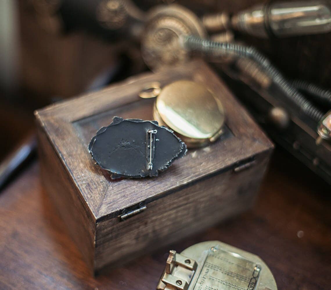 Bronze Ravnekranie Broche med Camée – Gotisk Victoriansk
