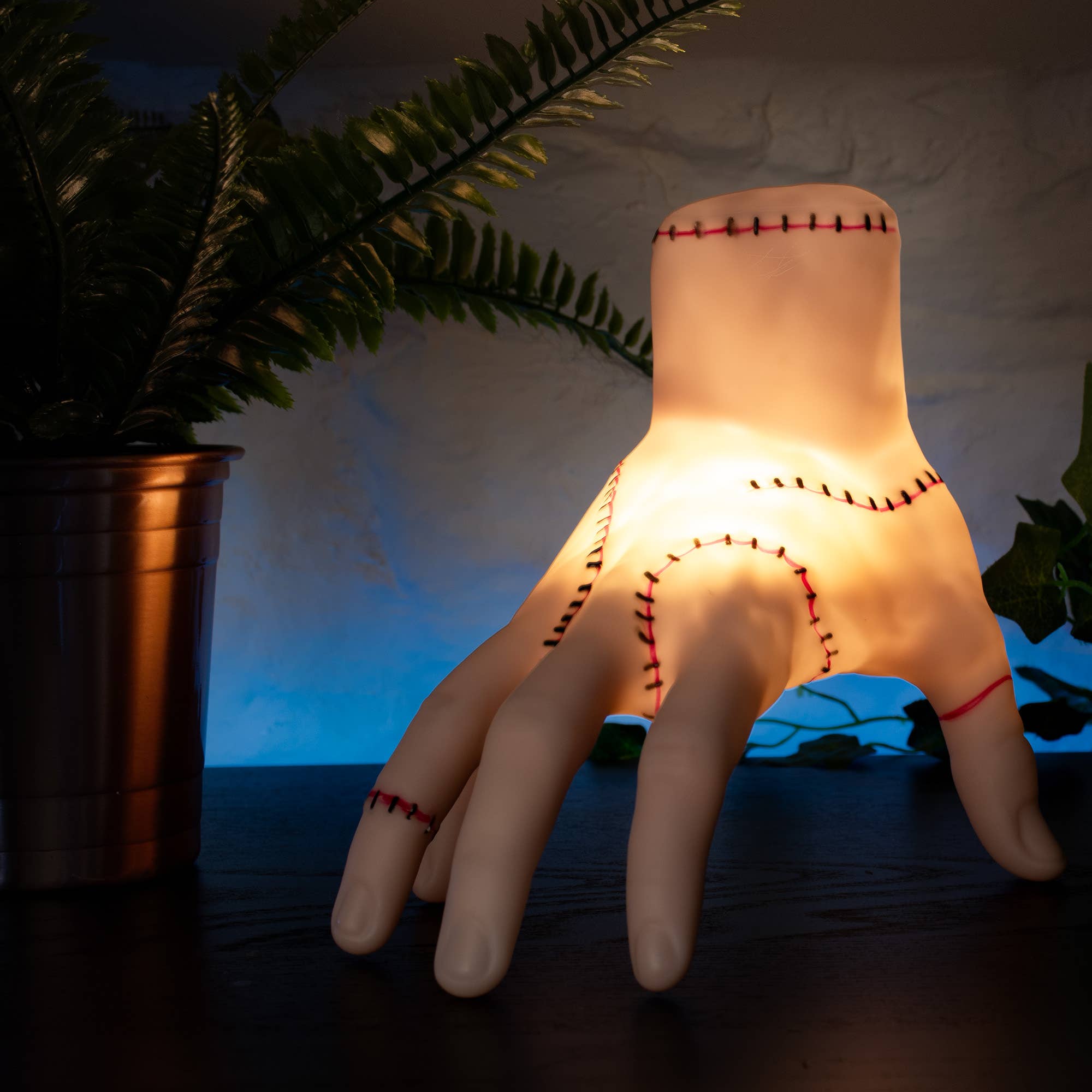 Wednesday Bordlampe - Thing "Iskold Hånd"