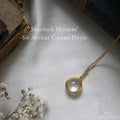 Well Read Company – Sherlock Holmes Guld Lup Halskæde