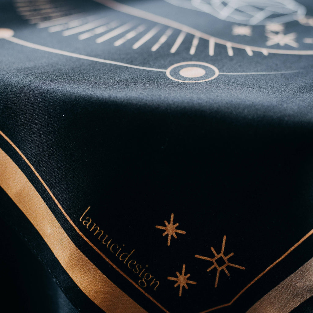 LA MUCI DESIGN – Ugle Silkeklæde til tarot og altar