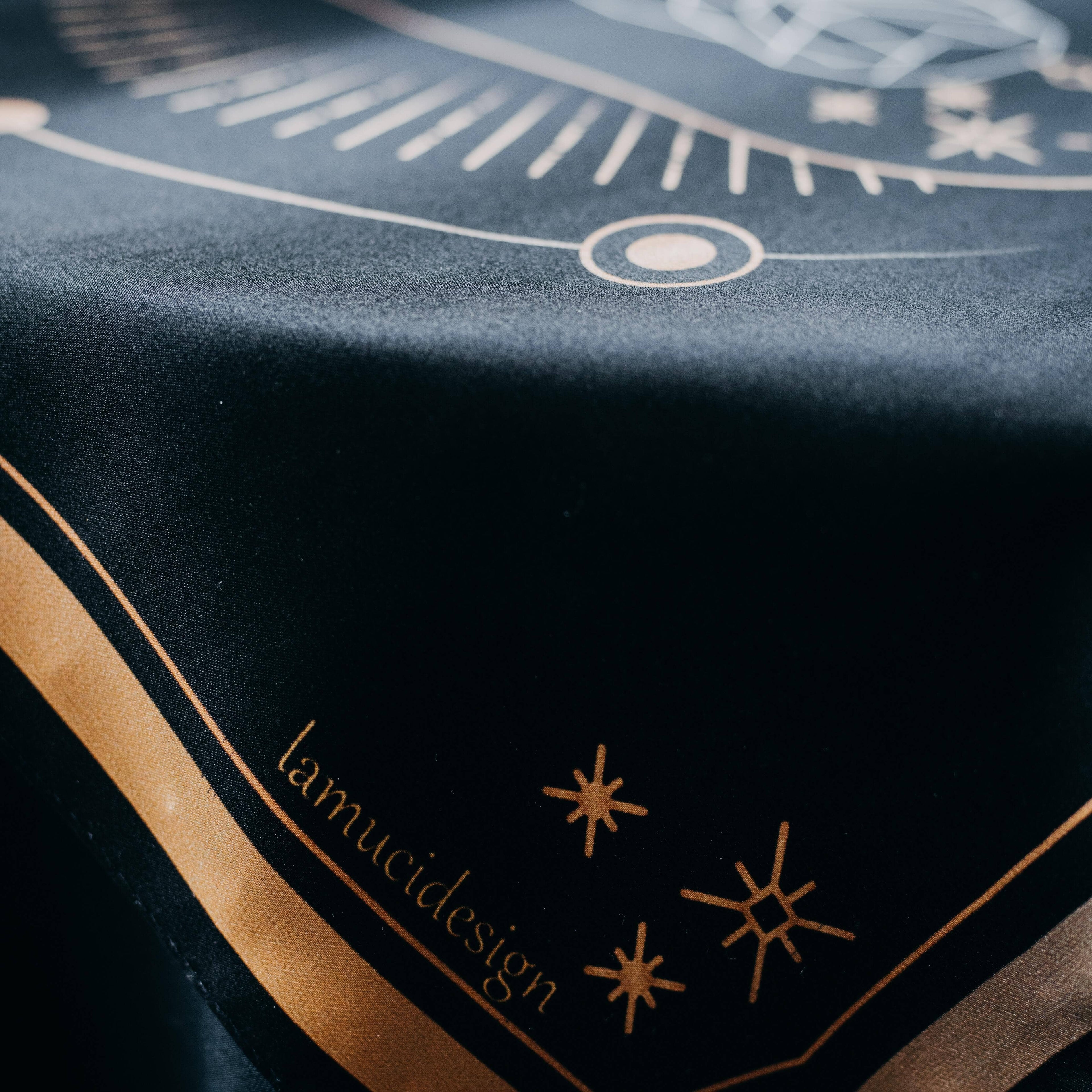 LA MUCI DESIGN – Ugle Silkeklæde til tarot og altar