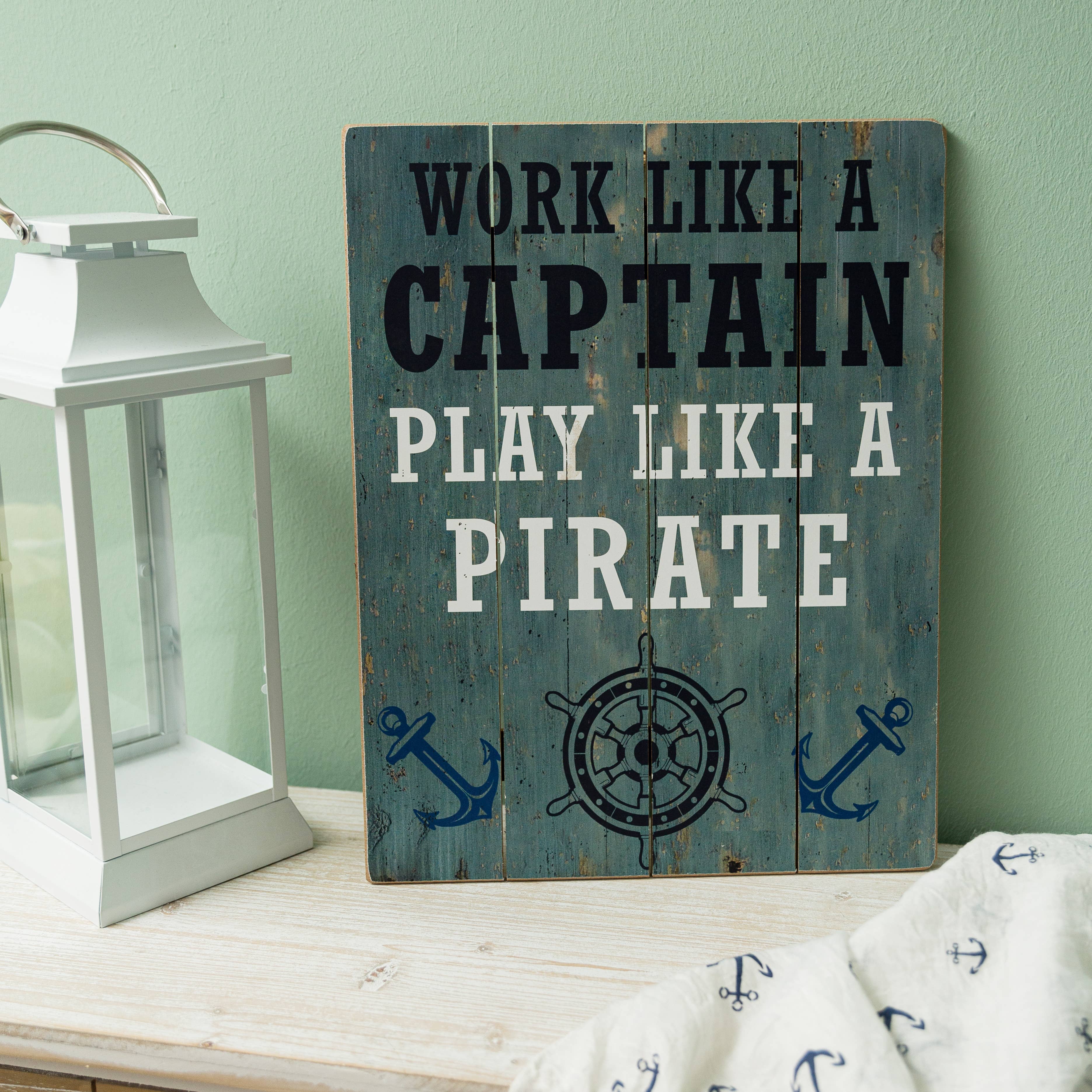 Træskilt - "Play Like a Pirate"