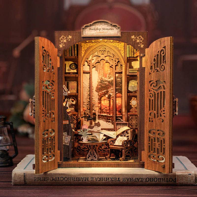 Bookshop Memories - Book Nook fra CUTEBEE