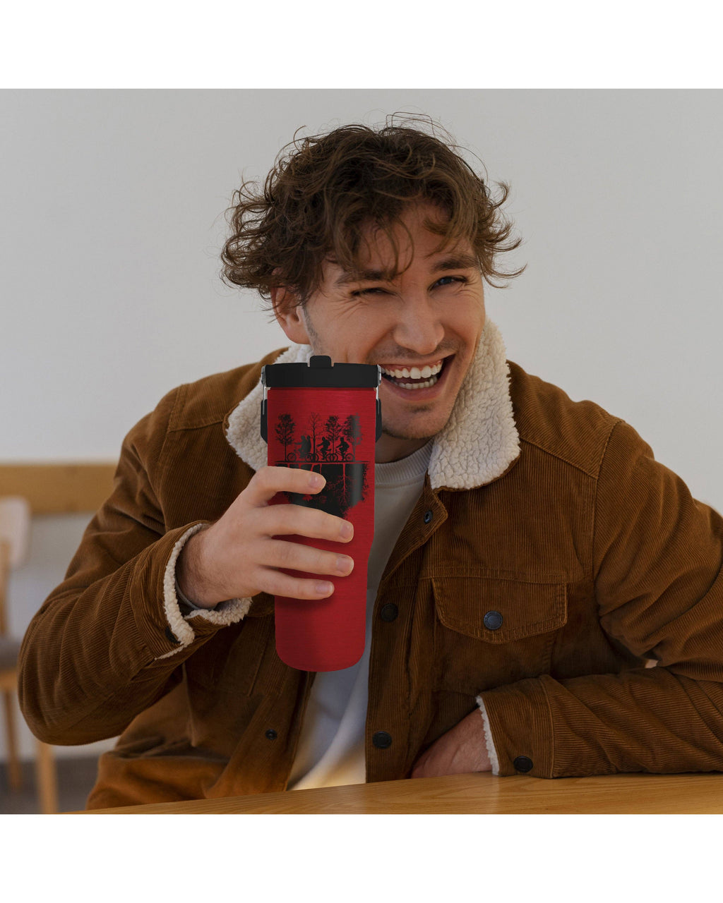 Termokrus med håndtag og flip-sugerør 850 ml, rød – Stranger Things