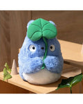 Totoro plysdyr med blad, medium – My Neighbor Totoro