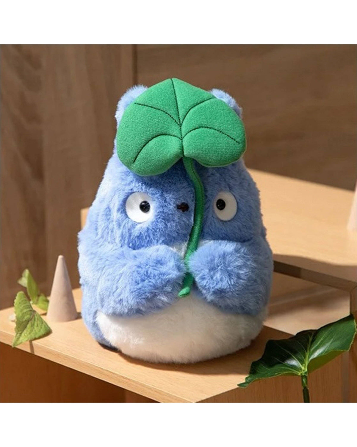 Totoro plysdyr med blad, medium – My Neighbor Totoro