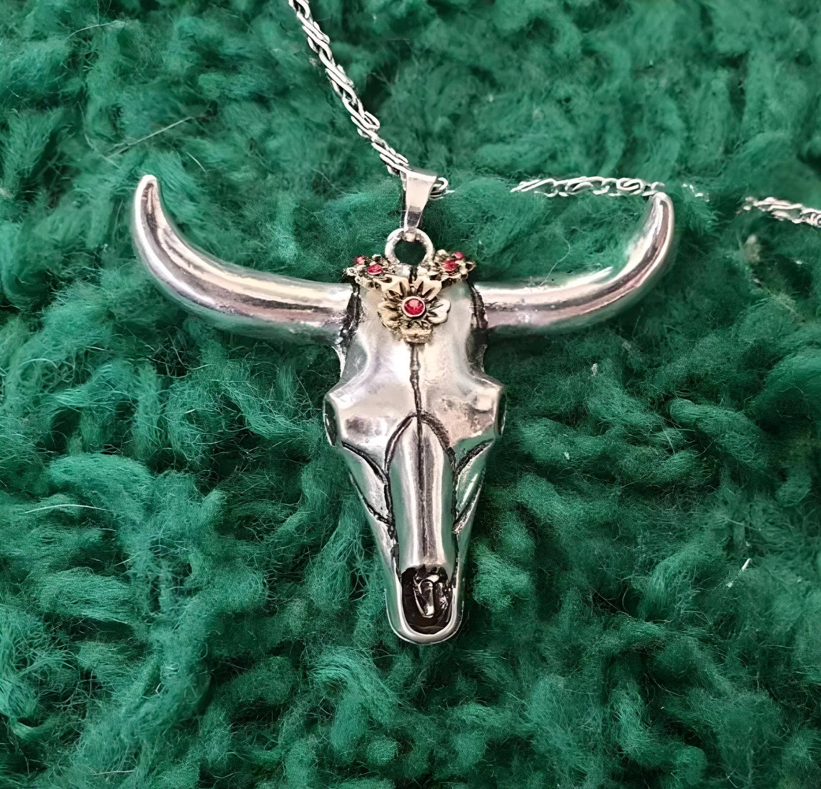 Wild & Free - Boheme halskæde "Cow Skull" med kvægdæksel i sølv, guld eller grøn
